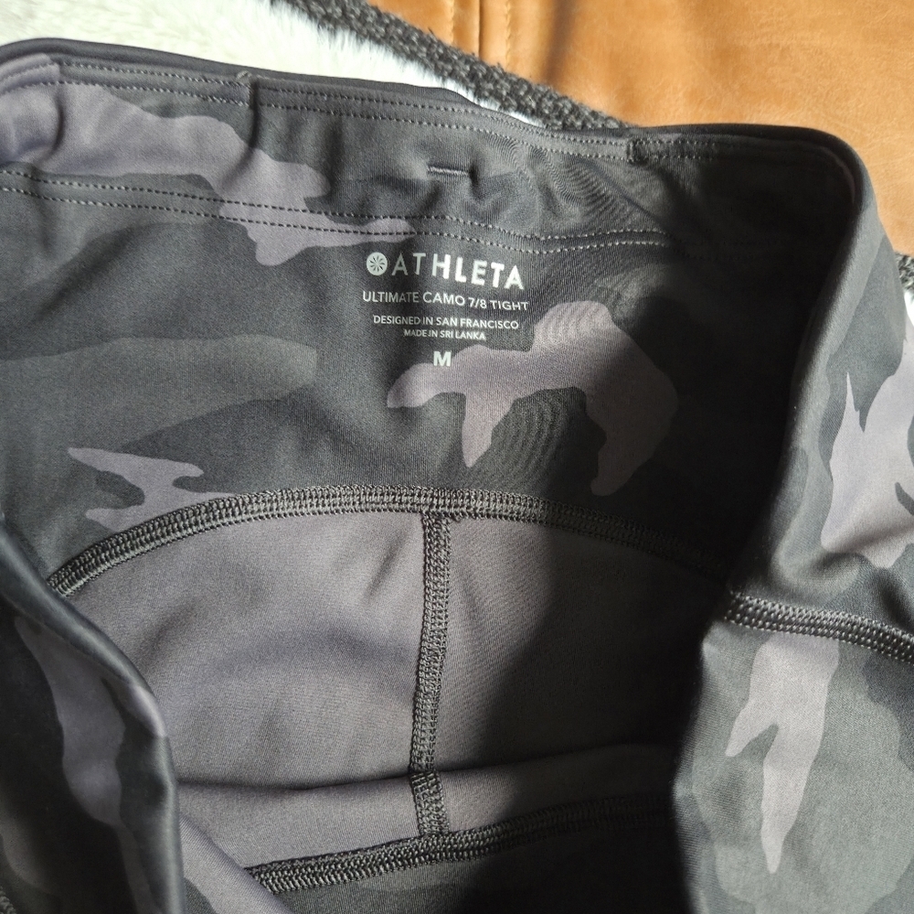 Athleta Ultimate Camo 7/8 Tight Size Medium - Picture 5 of 9